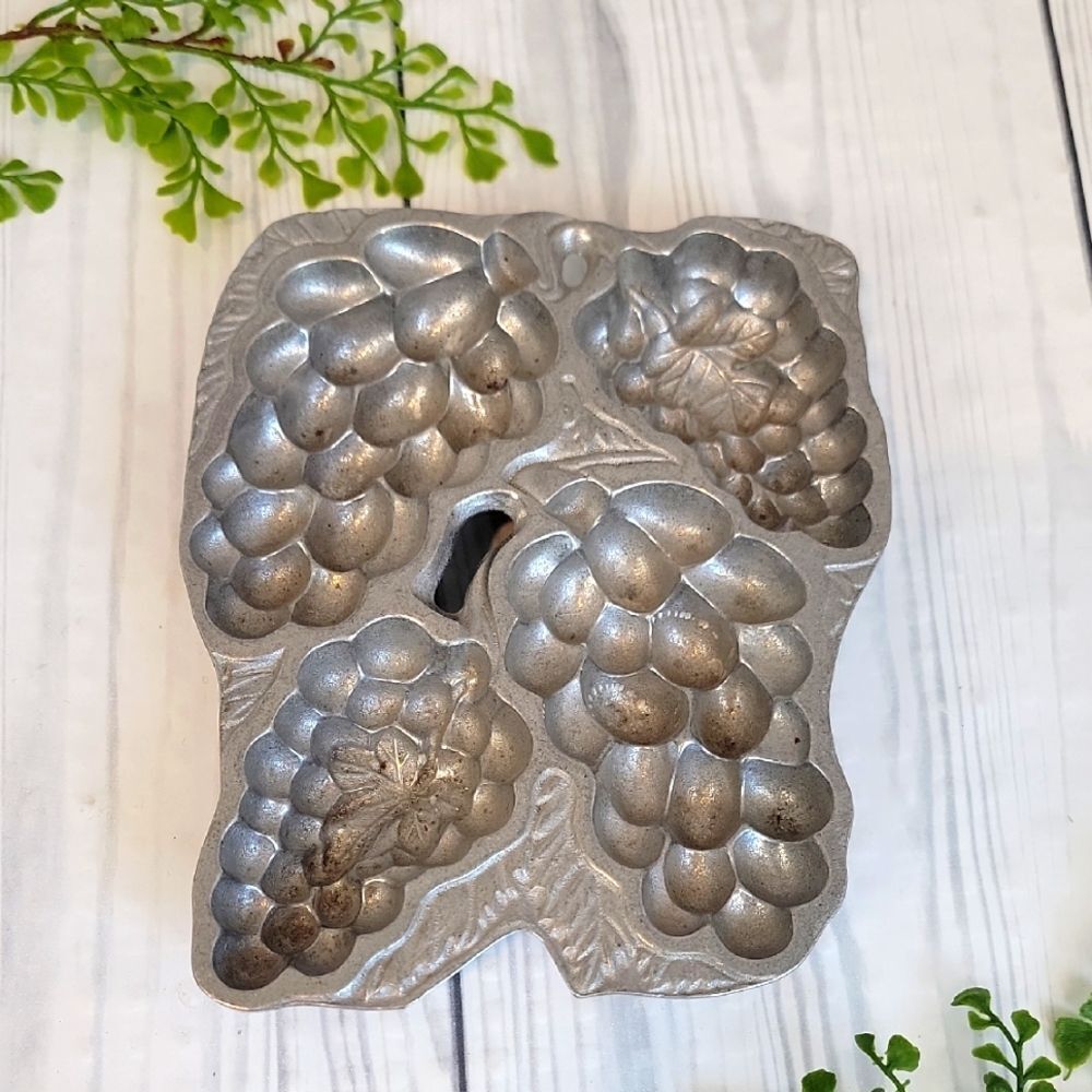 Wilton Vintage Grape Cluster Mold 7.5" X 6"